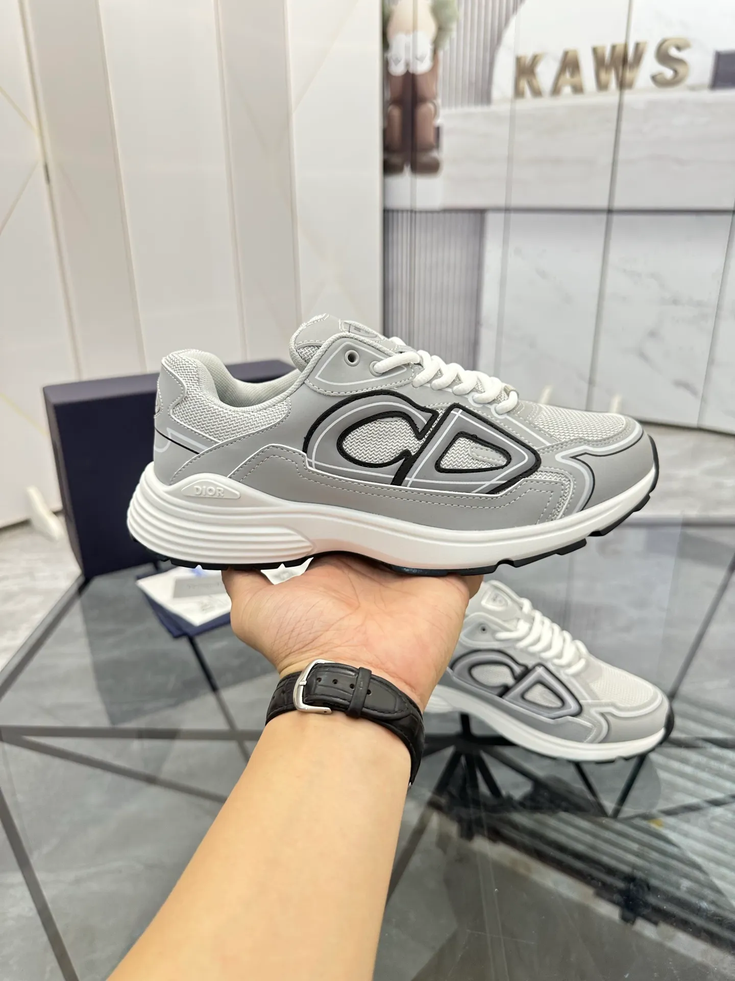 Men's shoes: 💰P400¥ Available in Guangzhou Product trademark: Dior* "Dior*" low-top casual shoes Regular size: 35-46 (can be customized to 47) Couple style Product materials: Upper imported cowhide stitched with original fabric, breathable lining, ultra-light foam original outsole. No.: 007
